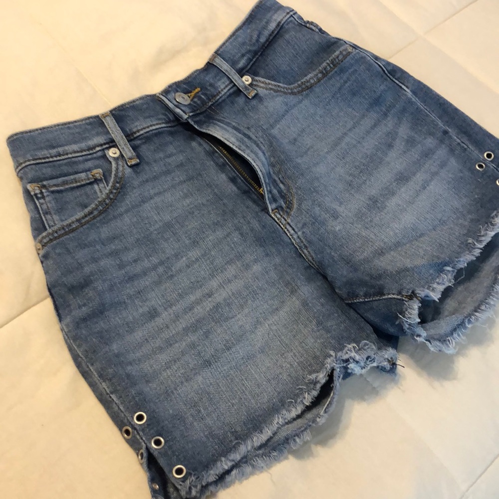 Levi’s shorts😍